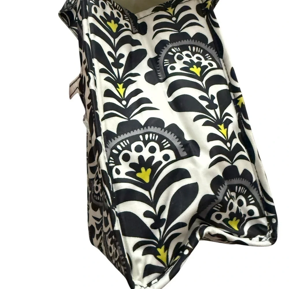 Vera Bradly Stylish Black and Yellow Patterned Lunch Bag. Brand new